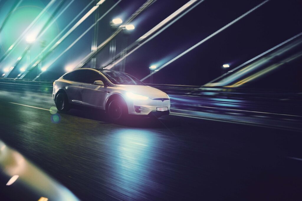 Biała Tesla Model X w ruchu