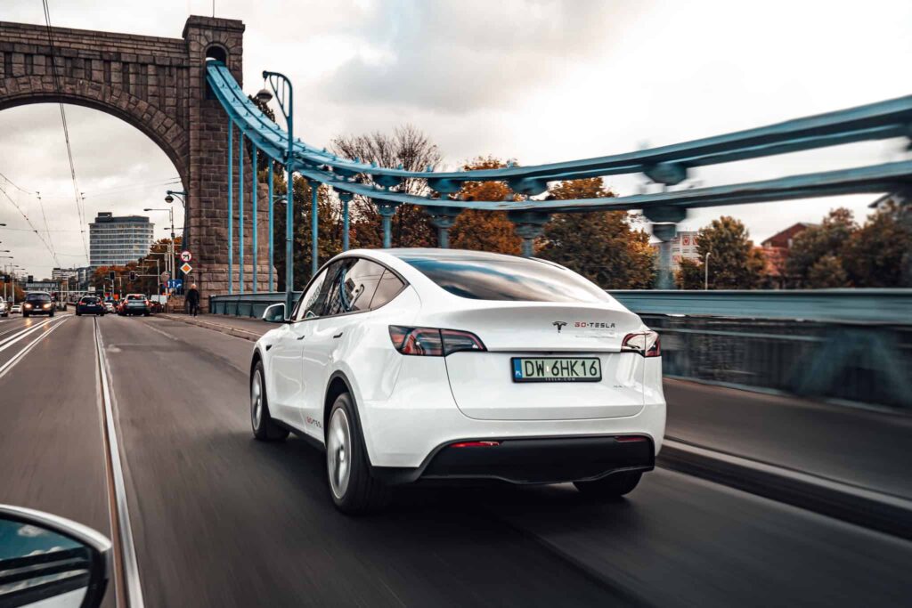 Tesla Model Y w ruchu