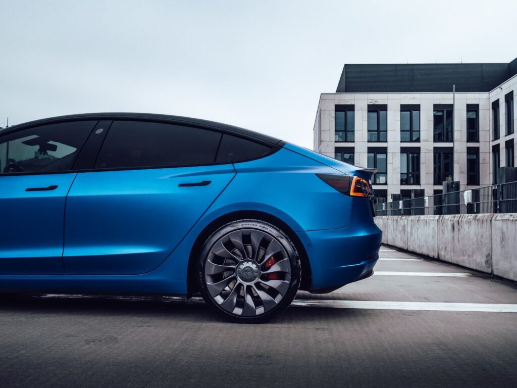 Tesla Model 3 Performance na parkingu