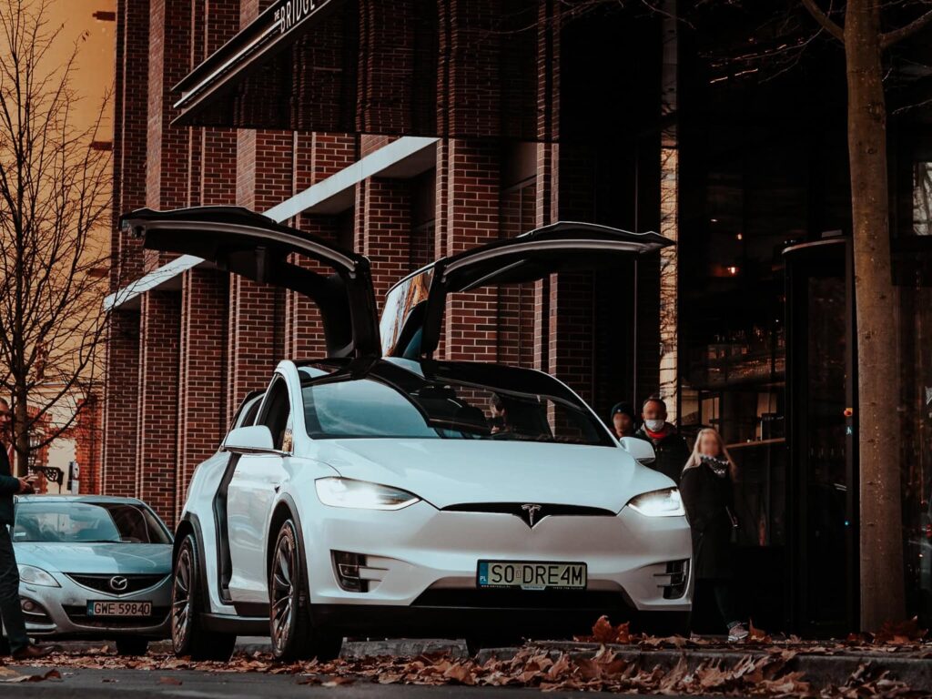 Tesla Model X i drzwi Falcon Wings
